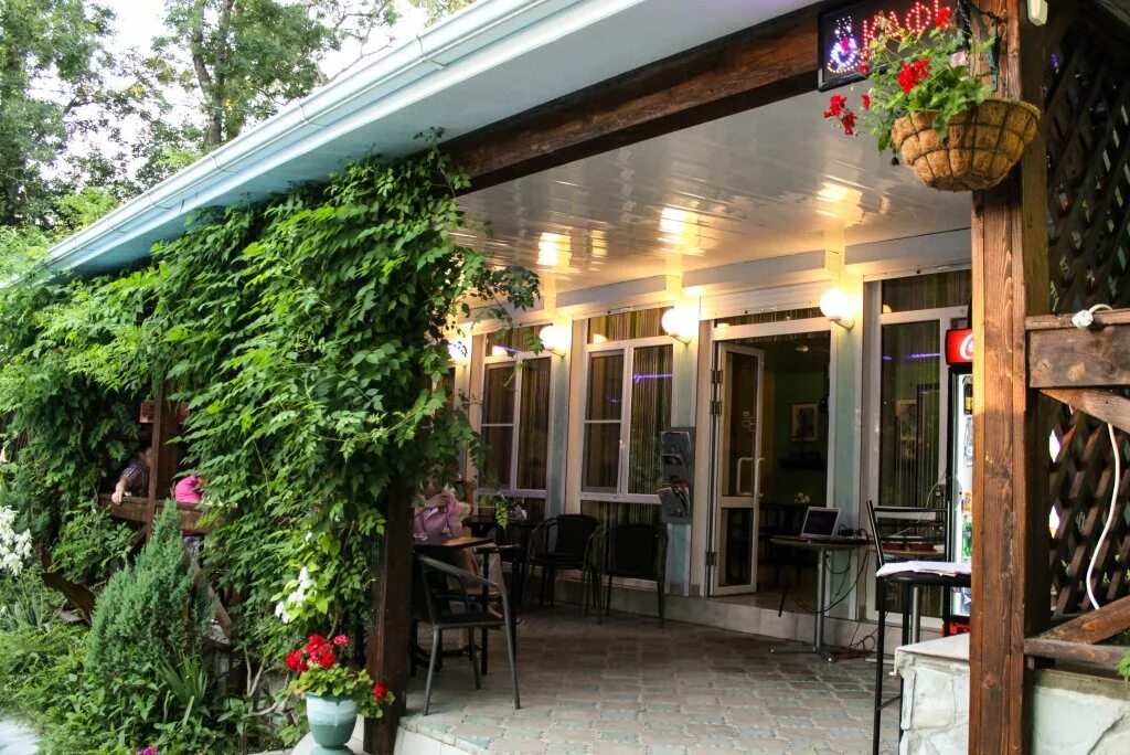 Кабардинка мини отель изумрудный революционная 136а. Кабардинка мини отель изумрудный революционная 136а. Мини гостиница изумруд геленджик. Отель изумрудный кабардинка. Кабардинка гостевой дом изумруд.