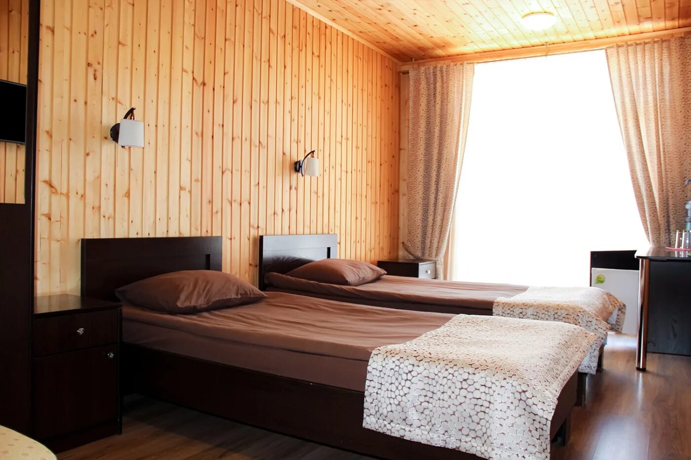 Номер на турбазе. База отдыха русь теренкуль. Домики горячинск байкал. Турбаза белая река даховская. Новороссийск широкая балка база отдыха.