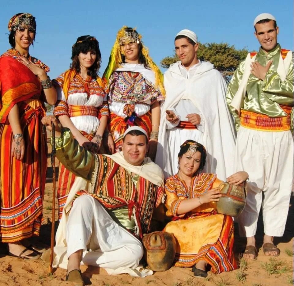 Люди в национальной одежде. Алжир Национальная одежда берберов. Берберы Алжира национальный костюм. Народы Алжира берберы. Марокканцы народы Марокко.