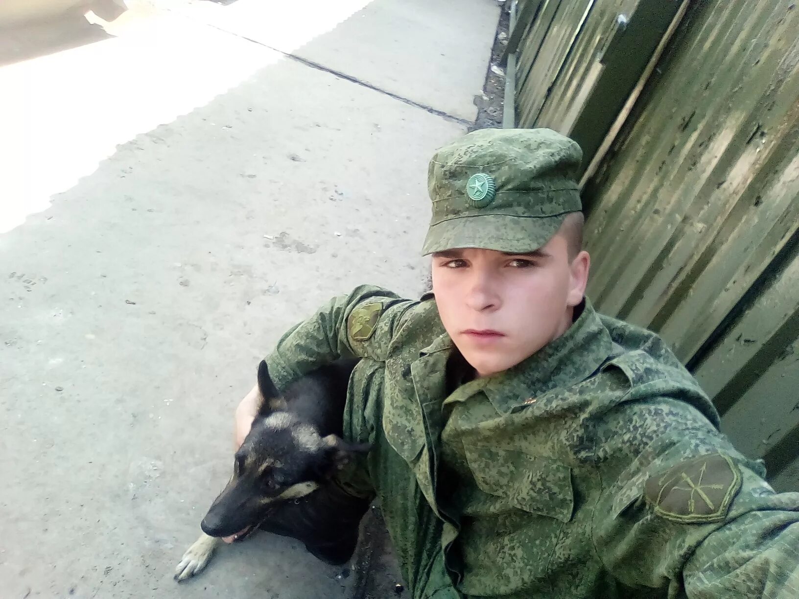 Срочник убежал. Срочник убежал. Контрольно-пропускной пункт воинской части. Срочник убежал. Солдат в берцах.