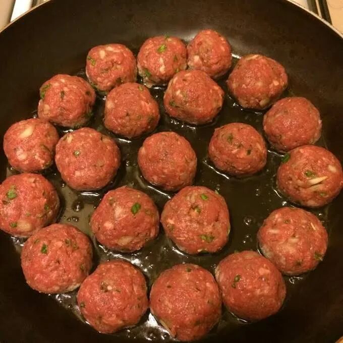 Как готовить замороженные фрикадельки. Фарш чтобы фрикадельки не развалились. Тефтели в томатном соусе. Фрикадельки из фарша. Тефтели в духовке с подливкой.