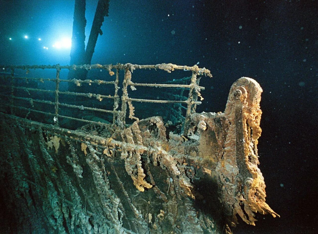 Из воды с глубины 5 м. Потонувший корабль Титаник. Титаник 1985. Титаник под водой 2020.