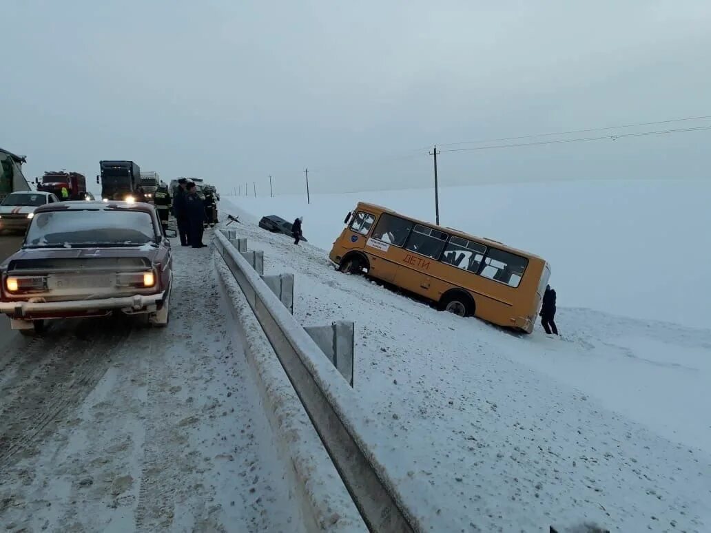 Авария со школьным автобусом. Авария школьного автобуса в Калужской области. ДТП С участием школьного автобуса. ДТП В Калужской области со школьным автобусом.