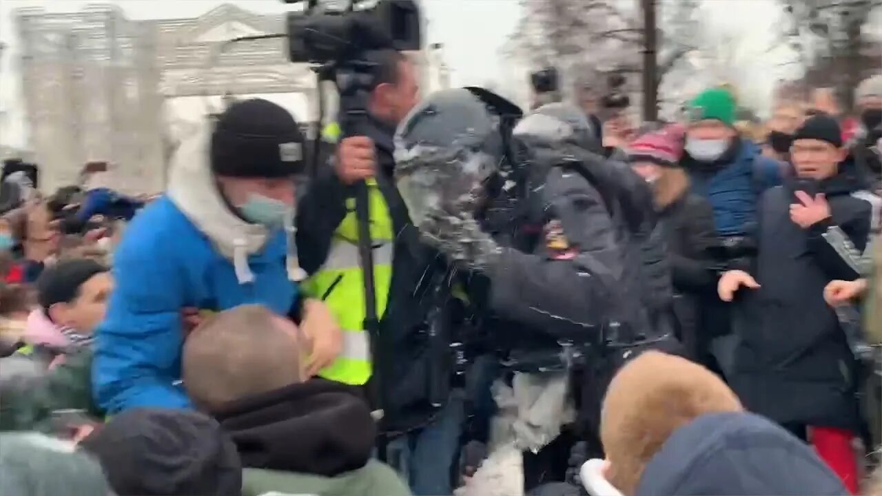 Митинги в связи смертью навального. Митинги Навального 2021. Вебкамщица на митинге в Москве.