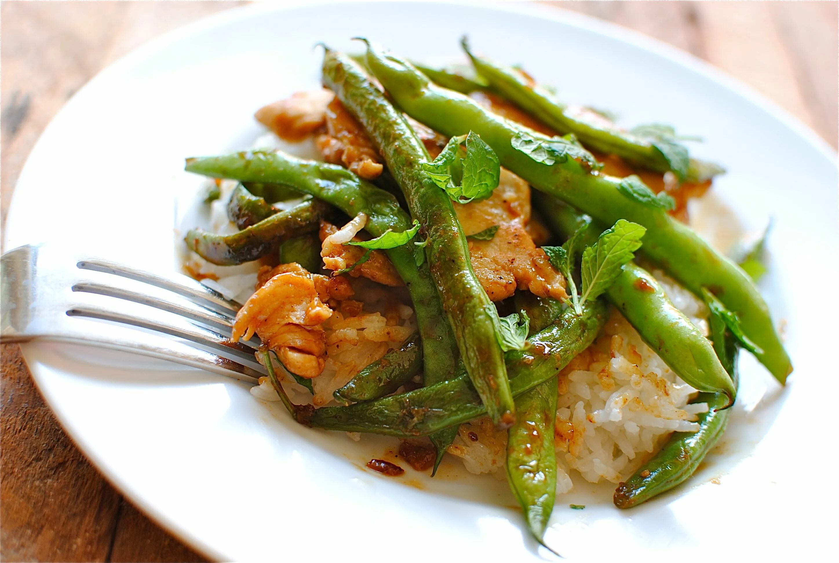 Стручковая фасоль с куриной грудкой. Китайская фасоль стручковая зелёная. Греческая курица с зеленой фасолью. Зеленое карри с курицей и фасолью. Цыпленок тандури с зеленой фасолью.