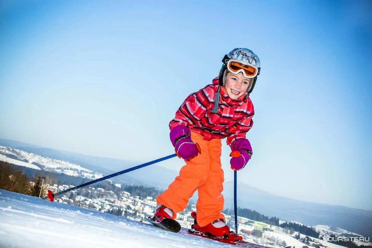 Юный лыжник. Лыжный спорт дети. Горнолыжный спорт дети. Дети на горных лыжах. Мальчик на лыжах.
