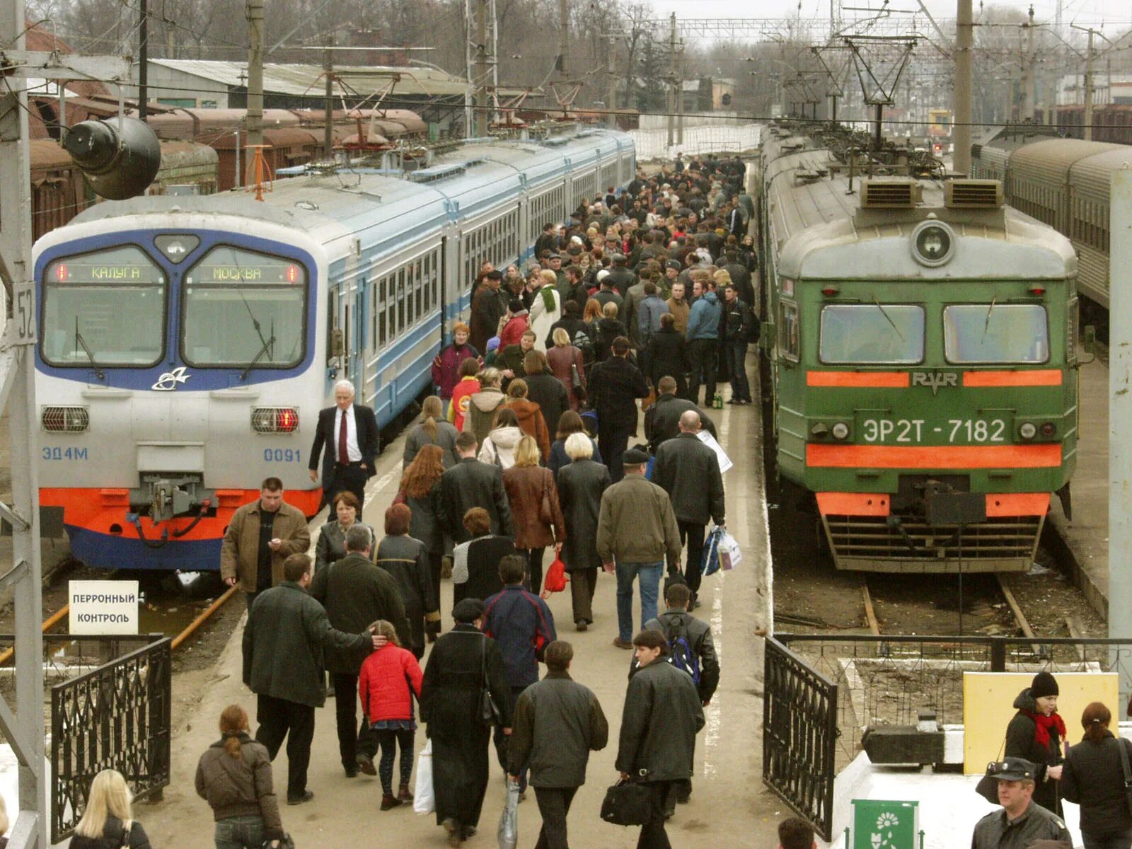 Пригородный поезд. Железнодорожный транспорт. Пригородные перевозки ЖД. Железнодорожный пассажирский транспорт.