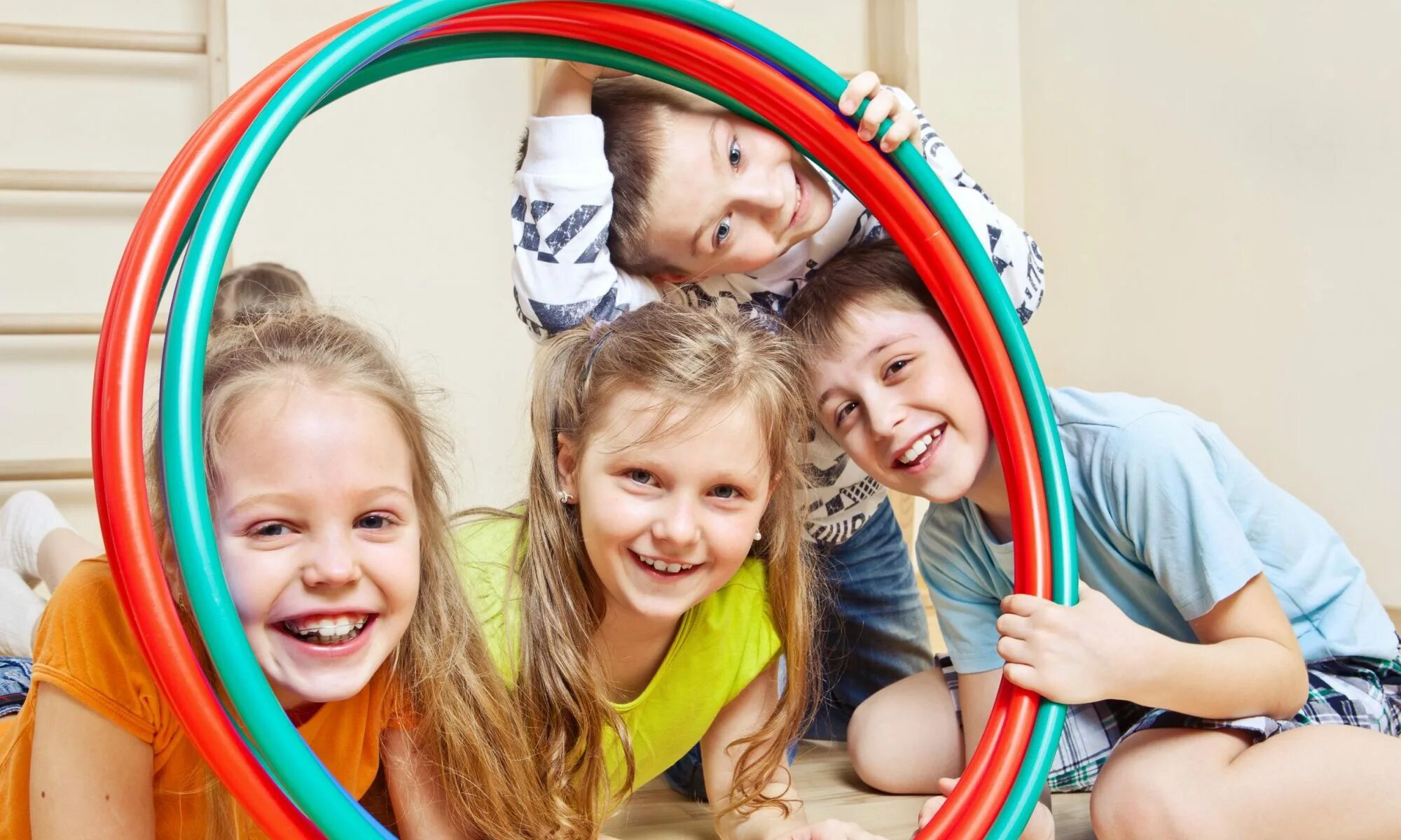 Играть в смех. Радостные дети. Играть в смех. Дети на детской площадке. Играющие дети.