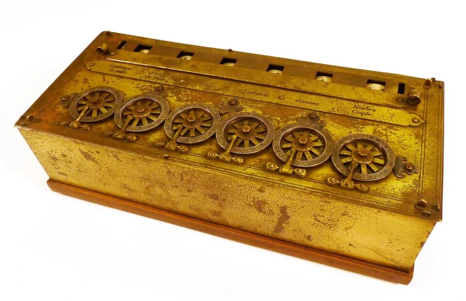 Паскалина Блеза Паскаля. Суммирующая машина Паскаля Паскалина. Первая вычислительная машина Блеза Паскаля. Блез Паскаль 1642 счетная машина. Машина паскалина