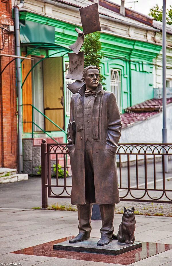 Памятник Булгакову во Владикавказе. Памятник Михаилу Булгакову во Владикавказе.