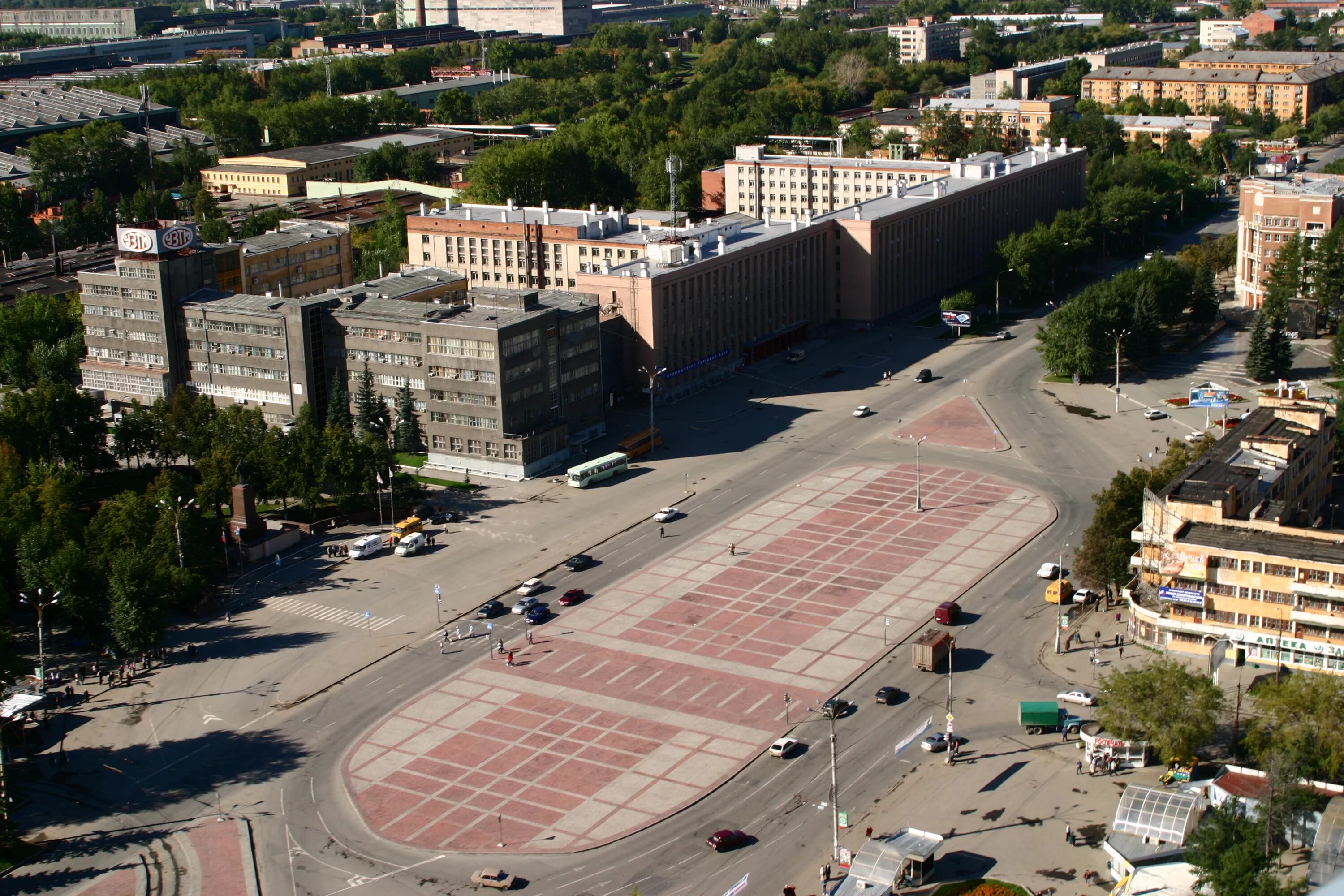 В каком городе находится уралмаш. Уралмаш площадь первой Пятилетки. Площадь первой Пятилетки Уралмаш Екатеринбург. Площади 1-й Пятилетки Уралмаш. Площадь Пятилетки Екатеринбург Уралмаш.