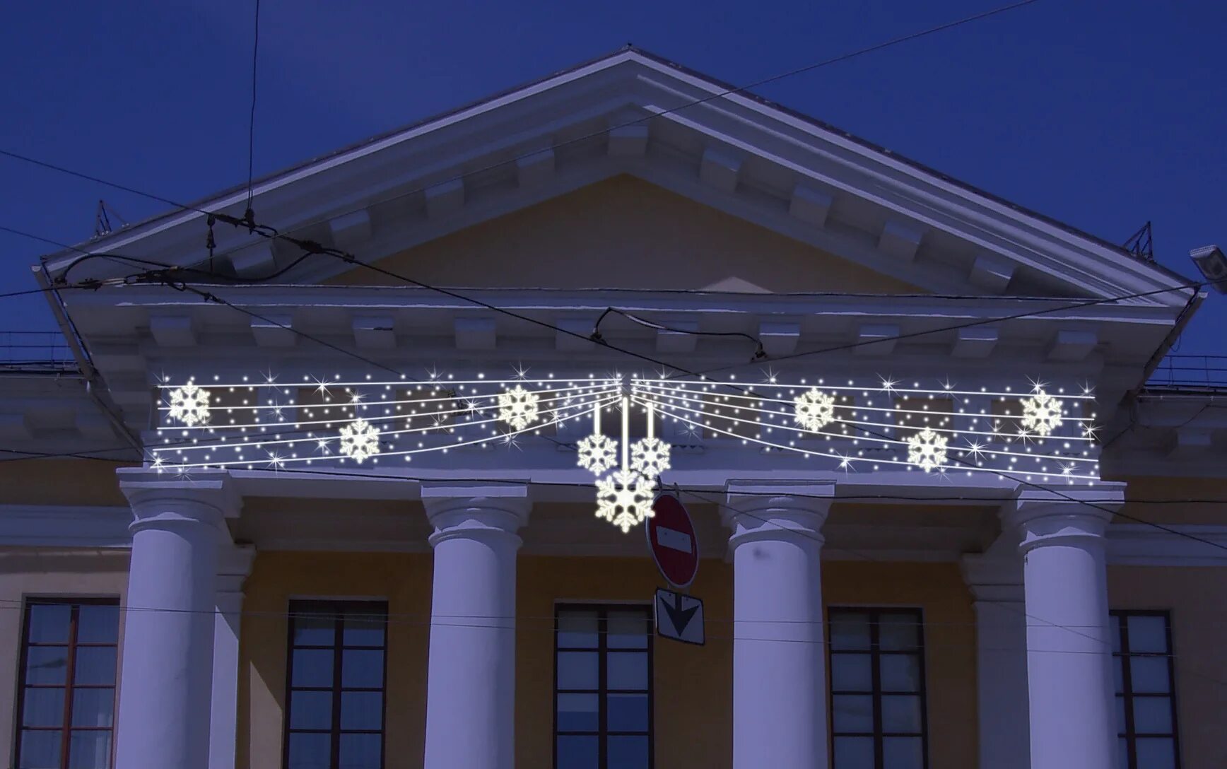 украшение фасада здания. новогоднее украшение фасада магазина. новогодняя иллюминация зданий. новогодняя иллюминация зданий. декоративное освещение зданий.