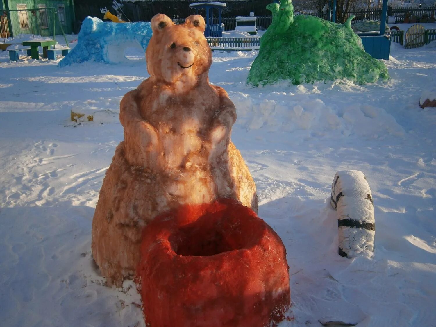 мишка из снега в детском саду. снежные постройки для метания в детском саду. медведь из снега в детском саду. фигурки из снега. постройки из снега медведь.