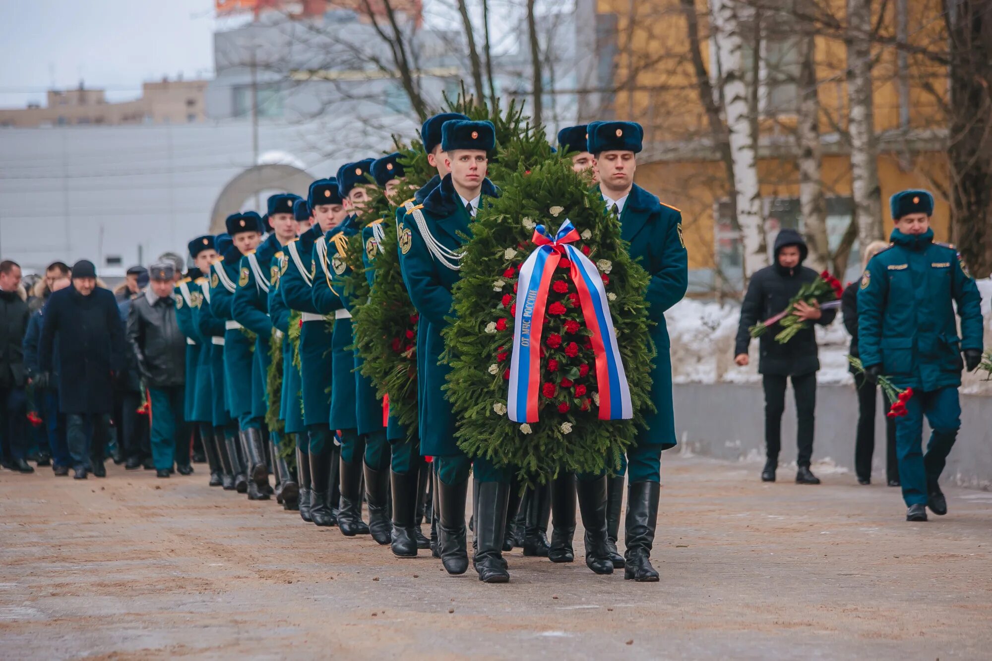 Митинг с возложением к 23 февраля. Возложение 23.02.2022 Владикавказ. Торжественные мероприятия 23 февраля. С 23 февраля Почетный караул. Митинг посвященный 23 февраля