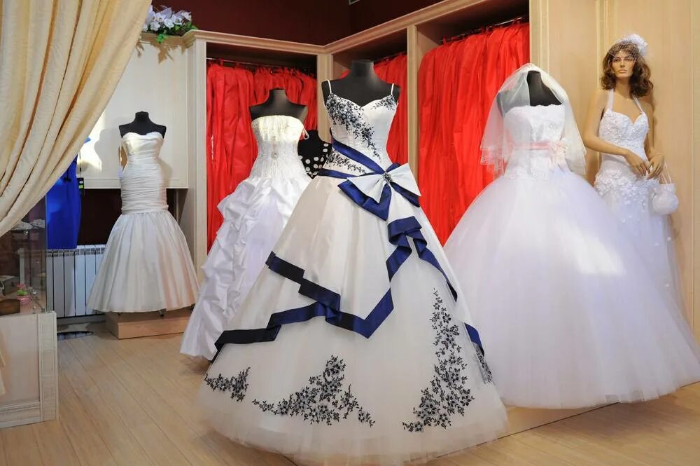 Свадебный салон старый оскол. Вега свадебный салон на Петровско-Разумовской. Салон свадебных платьев. Магазин свадебных платьев. Современные Свадебные платья.
