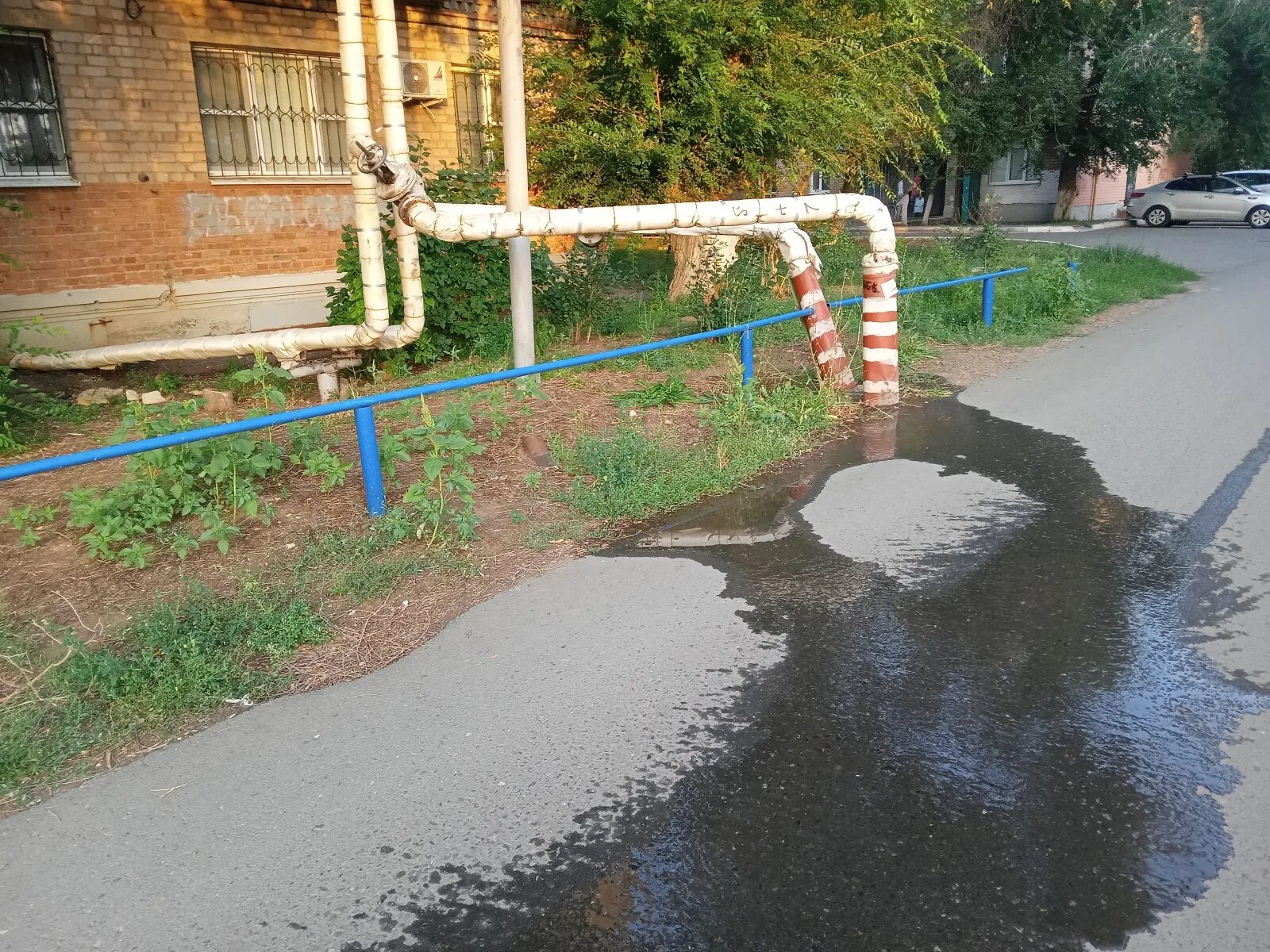 Наводнение на улице. Водопроводная труба с водой. Прорыв трубы с горячей водой. Порыв трубы водопровода. Техногенные фонтаны.