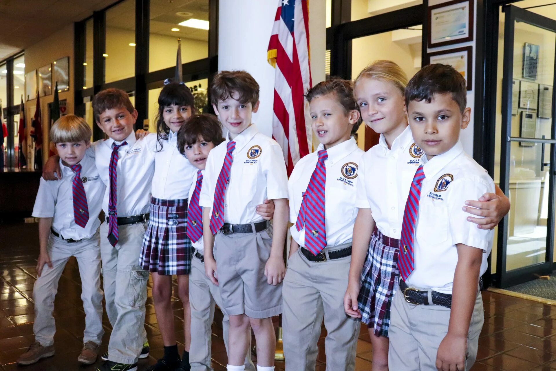 Школьная форма для начальной школы. International uniform for young people. Школьная форма в италии. Школьная форма в национальном стиле. Форма администратора гостиницы.