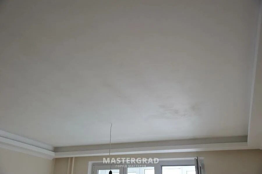 После покраски потолка. Плохо покрашенный потолок. Пятна на потолке после покраски. Потолок покрашенный полосами. Дефекты после покраски потолка.