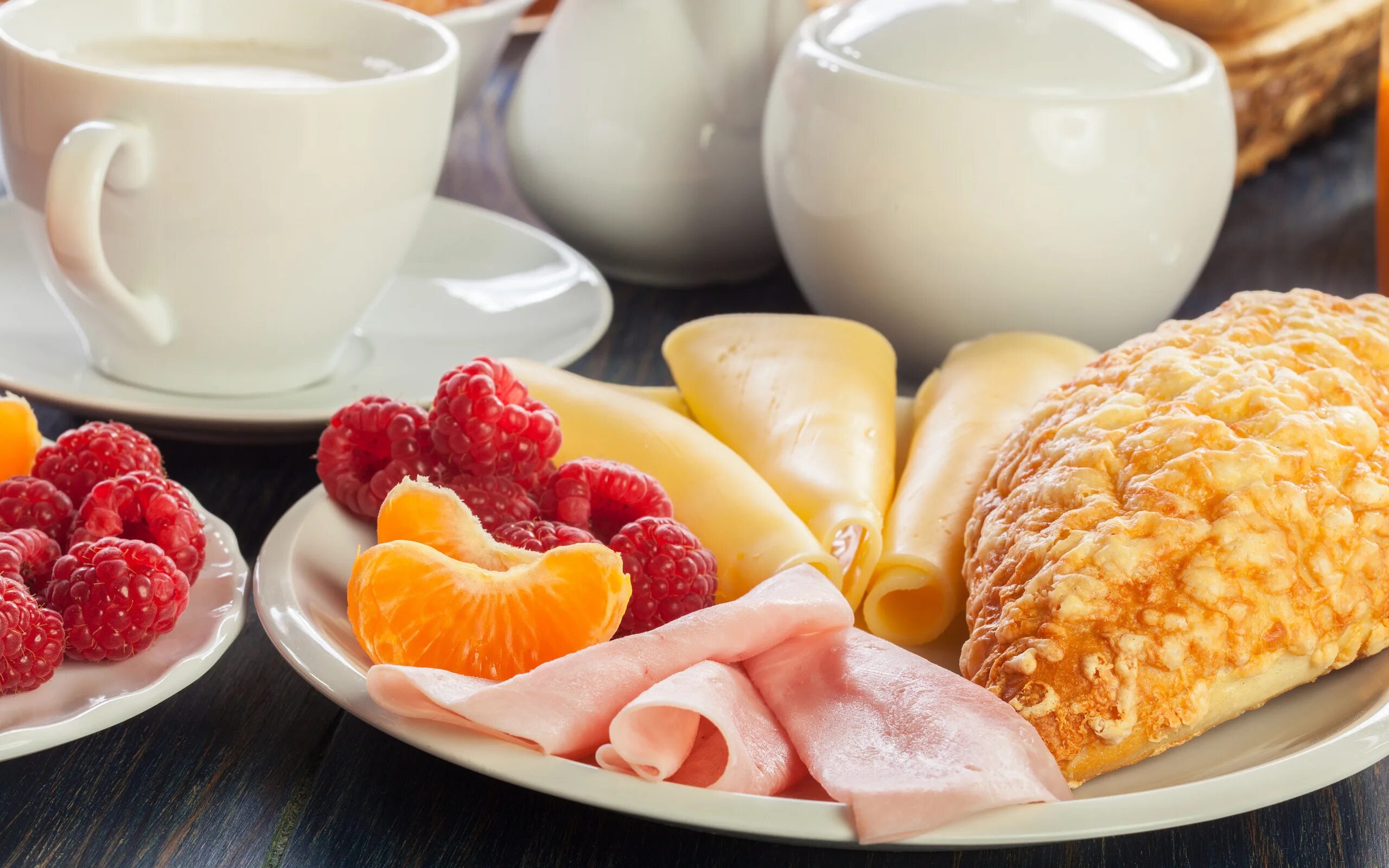 Чем полезен сыр с плесенью. Утренний завтрак сыром. Сыр с утра можно. Чашка кофе с сыром. Сыр.