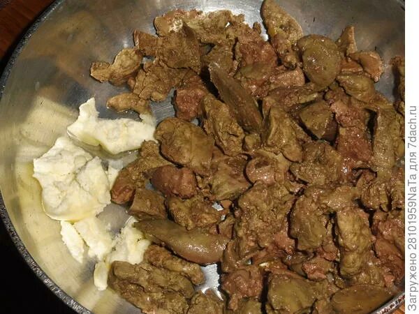 Печень жареная с яйцами и помидорами. Куриная печень жареная с яйцом. Куриная печень жареная с яйцом. Жаркое из печени. Куриная печень жареная с яйцом.