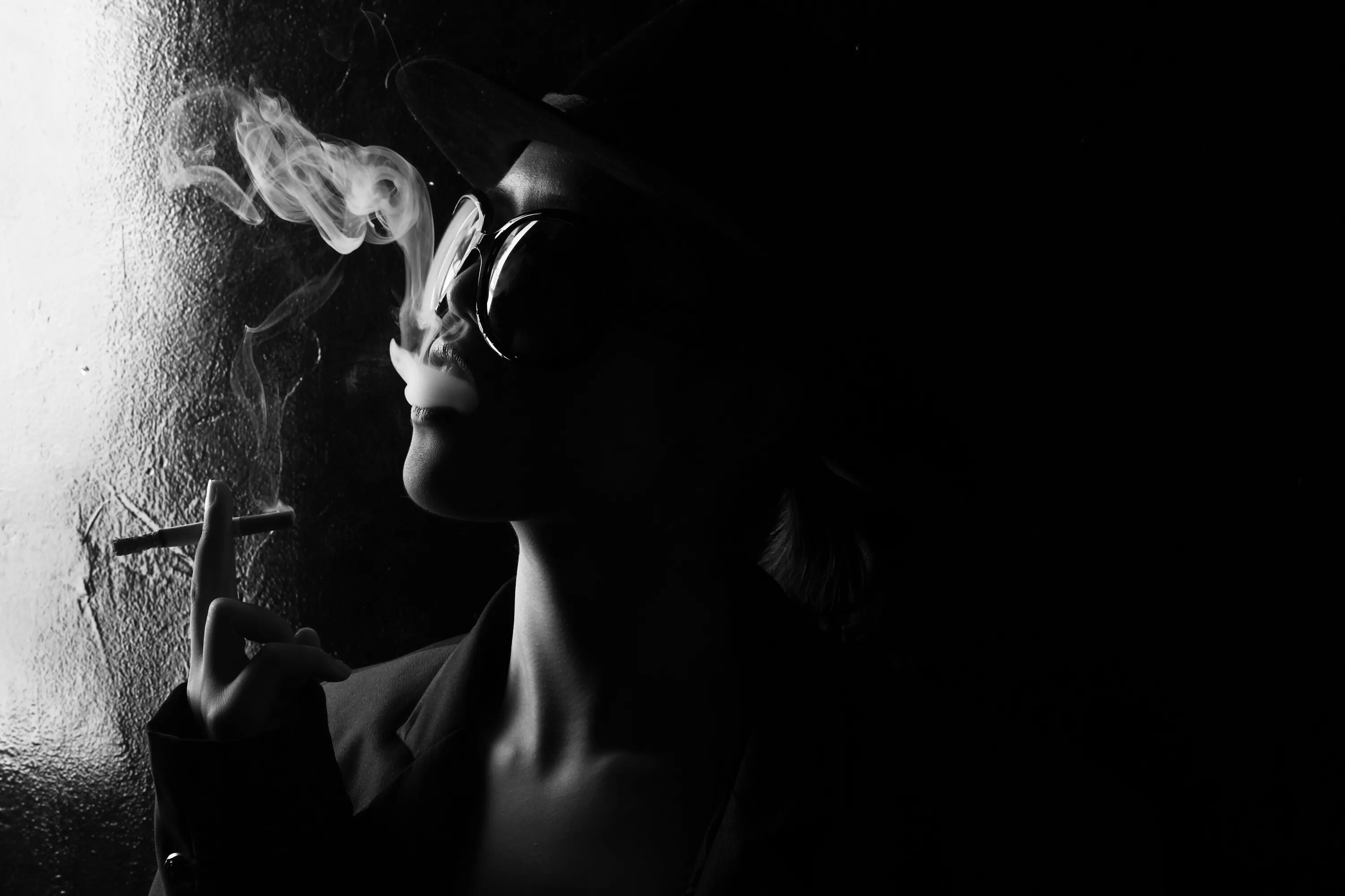 Песня дождь темнота дым. Курящая девушка. Девушка в дыму. Курящий в темноте. Девушка с сигаретой.