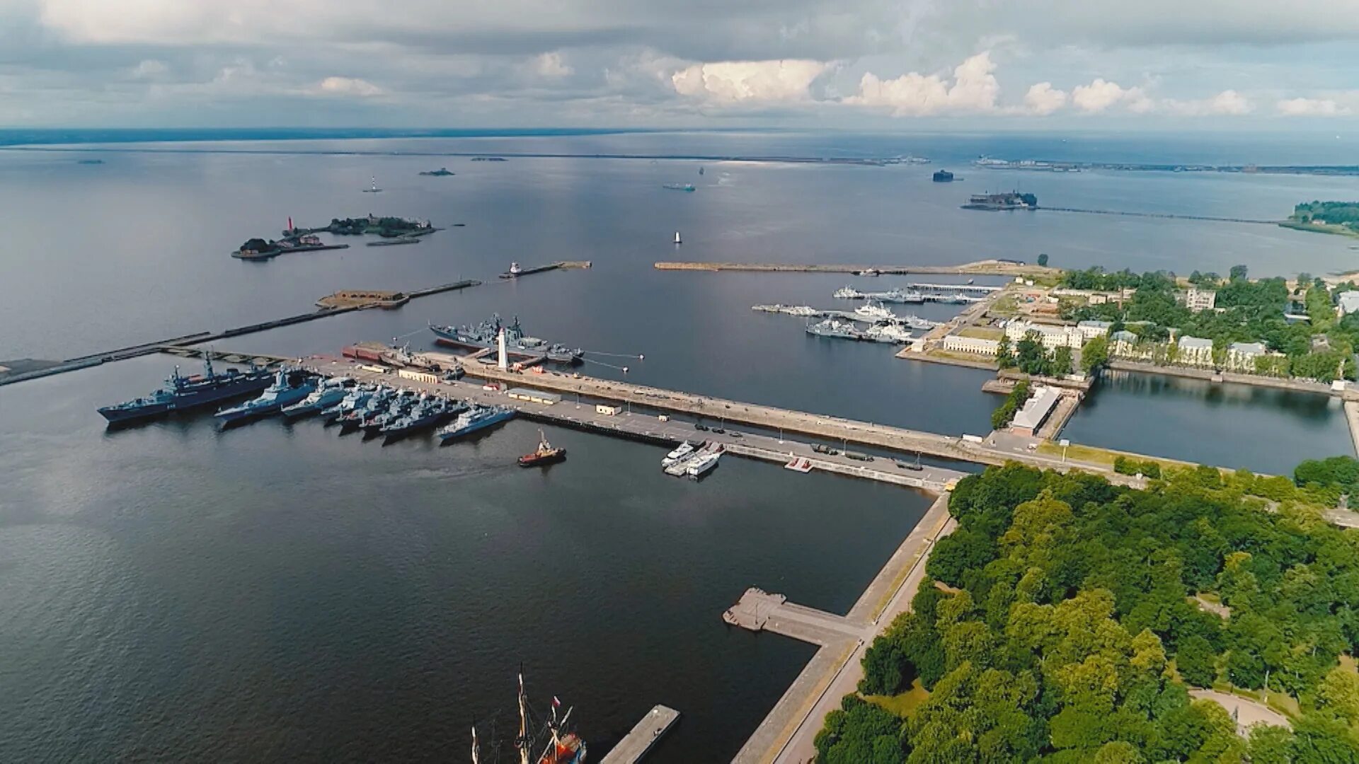 Кронштадт дата основания. Балтийский флот кронштадт. вмф кронштадт 2025. день кронштадта. кронштадт сейчас.