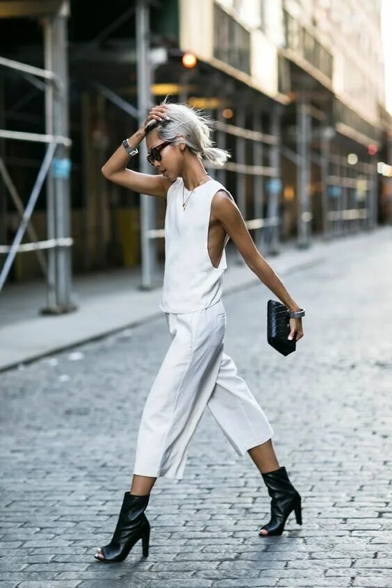 Образ внесет в него. Майка алкоголичка street style. майка алкоголичка стрит стайл 2025. стильная девушка. образы в стиле минимализм.