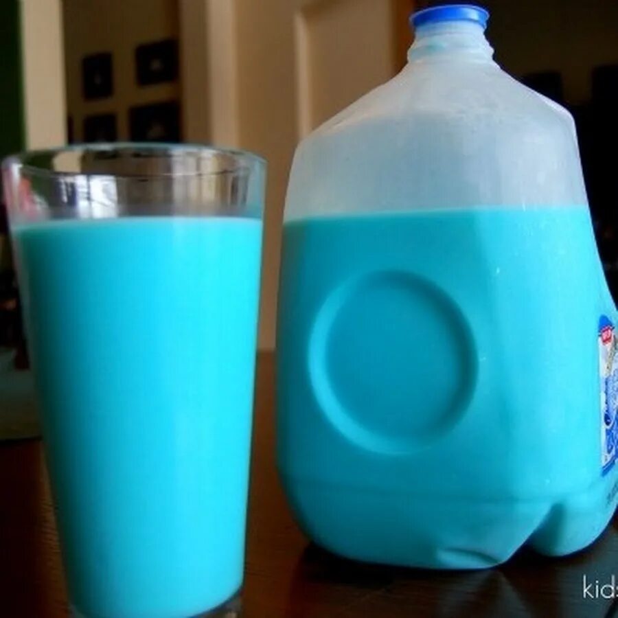 Почему молоко голубое. Голубое молоко. Молоко с голубым оттенком. Цвет синий с молоком. Цвет голубое молоко.