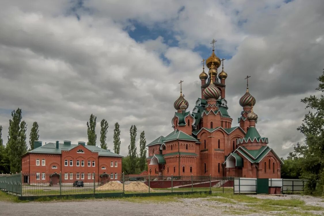 Семилуки вк. Храм в Семилуках Воронежской области. Свято Митрофановский храм Семилуки. Храм святителя Митрофана Воронежского Семилуки. Город Семилуки храм Митрофания Воронежского.