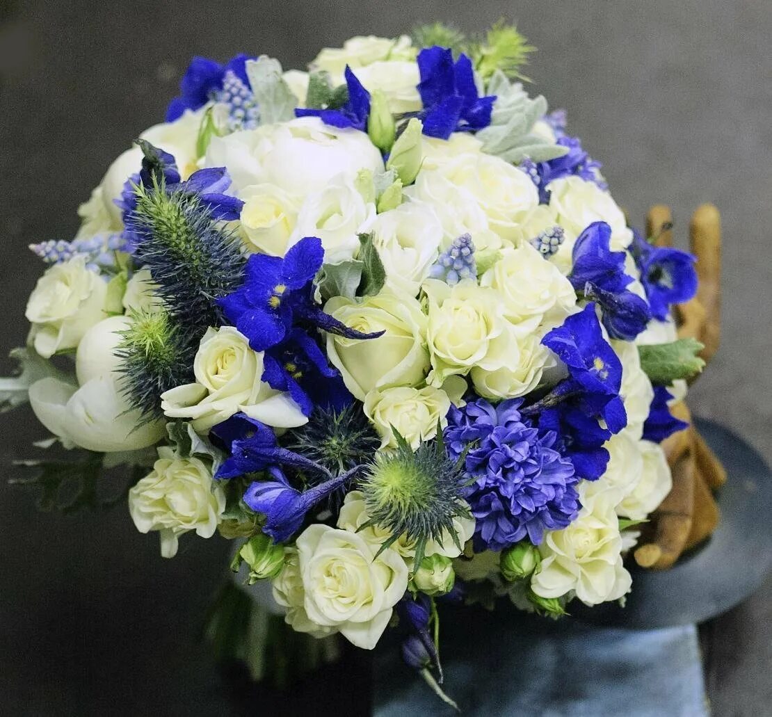 Статица синяя букет. Букет невесты с синей статицей. Гентиана синяя в свадебном букете. Букет невесты "синий Ирис". Букет в синем цвете