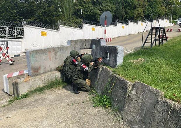 Нападение часть. Военное КПП. КПП военной части. Контрольно пропускной пункт в армии. Оборудование КПП воинской части.