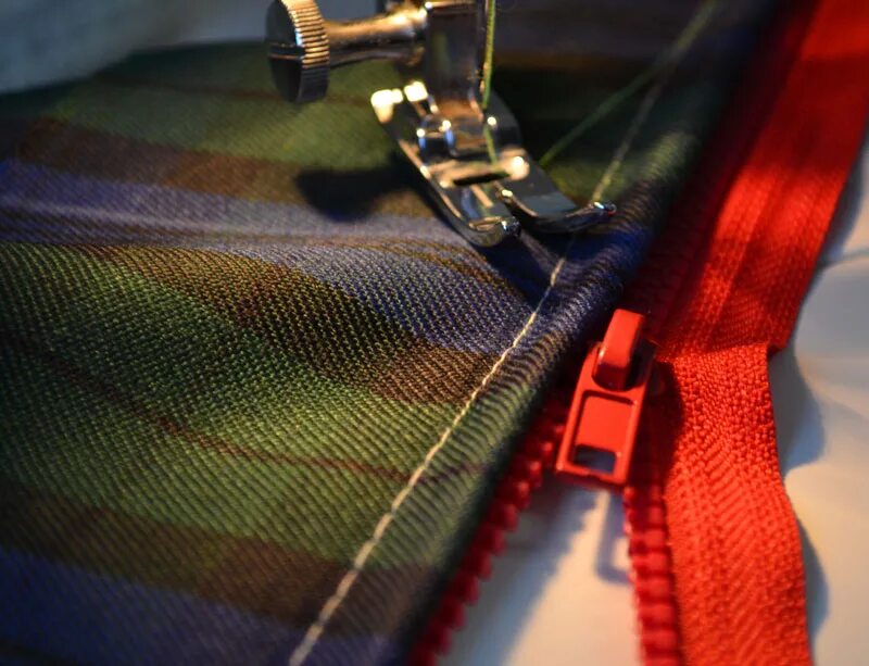 Пришивание застёжки молнии. Вшивание молнии в сумку. Потайной замок на платье. Пришить молнию. Потайная молния в юбке.