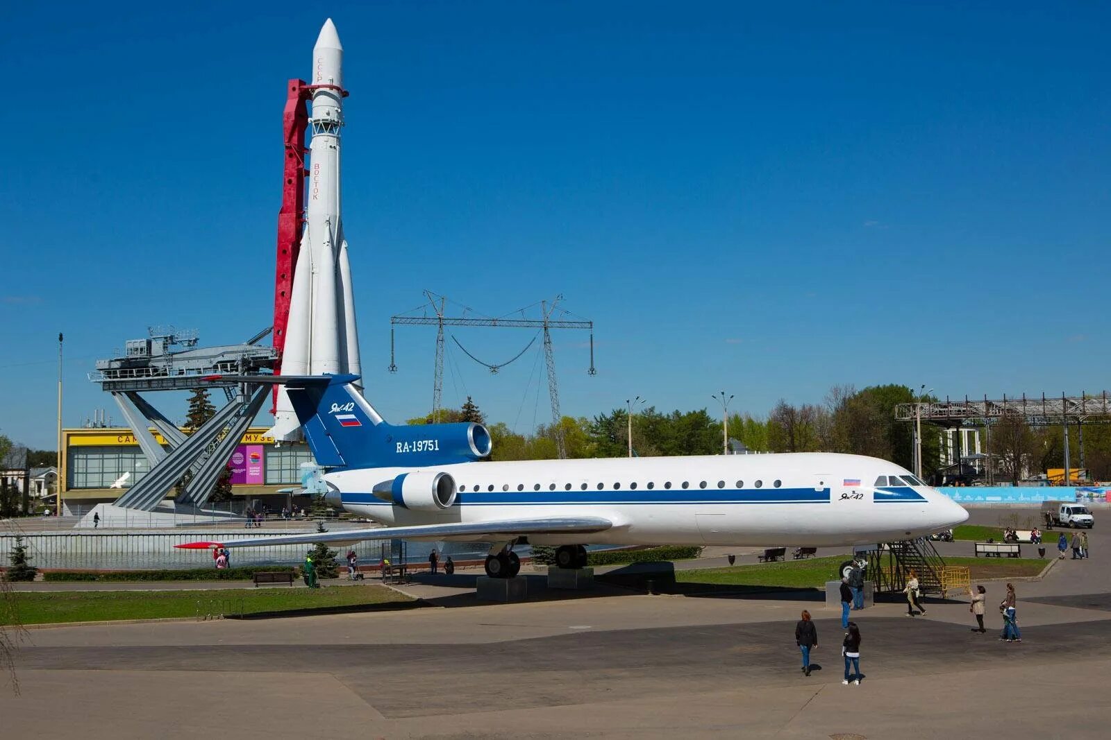 Вднх самолет. Як-42 19751. Як-42 пассажирский самолёт вднх. Самолет на вднх як 42. Ту 154 вднх.