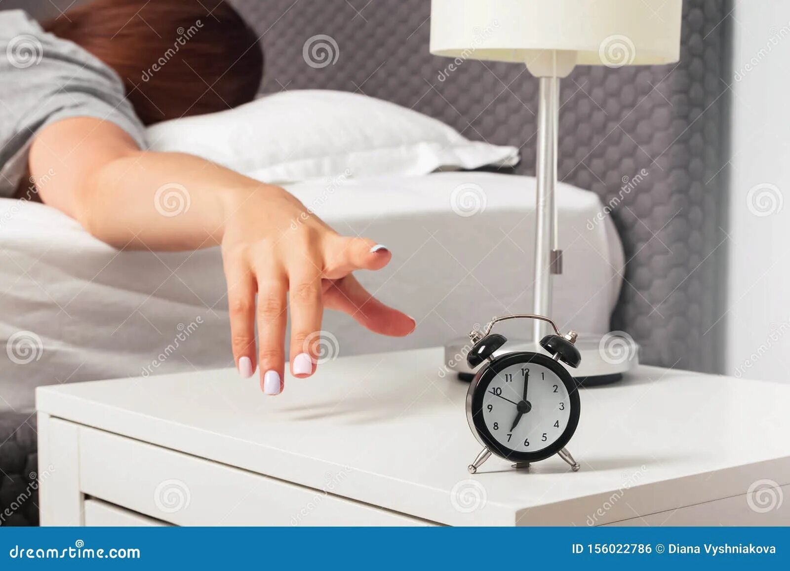Включи утренний утренний будильник. Будильник на тумбочке. Выключает будильник. Рука выключает будильник. Будильник на руке.