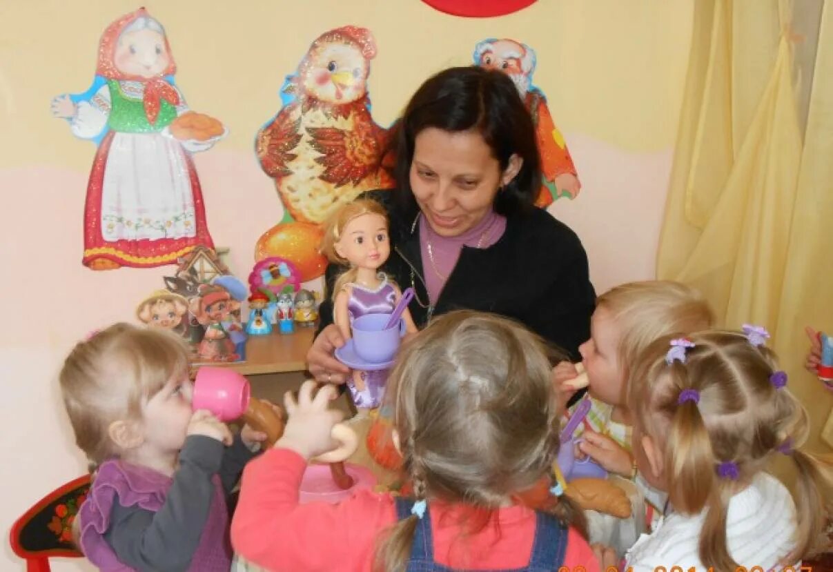 У кукол чаепитие в детском саду. Чаепитие с куклами. Воспитатель с куклой в руках. Куклы в садике.
