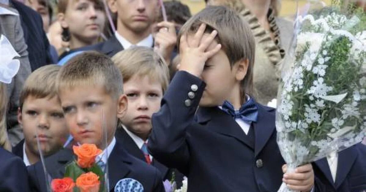 Украинские дети в школе. Украинские первоклассники. Украинские дети в школе на 1 сентября. Первоклашки с грустными лицами.