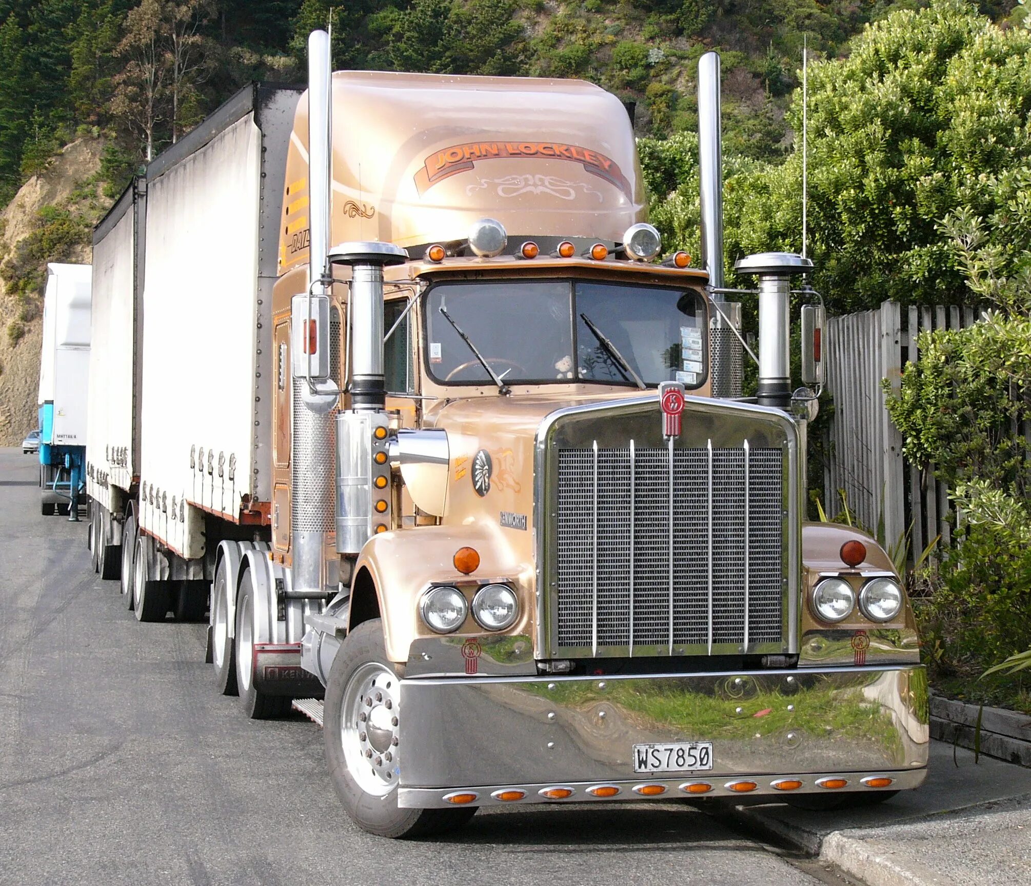 Грузовики 2000. Мармон грузовик. Freightliner Road Train 70х. Грузовики новой Зеландии. Freightliner New Zealand Trucks.