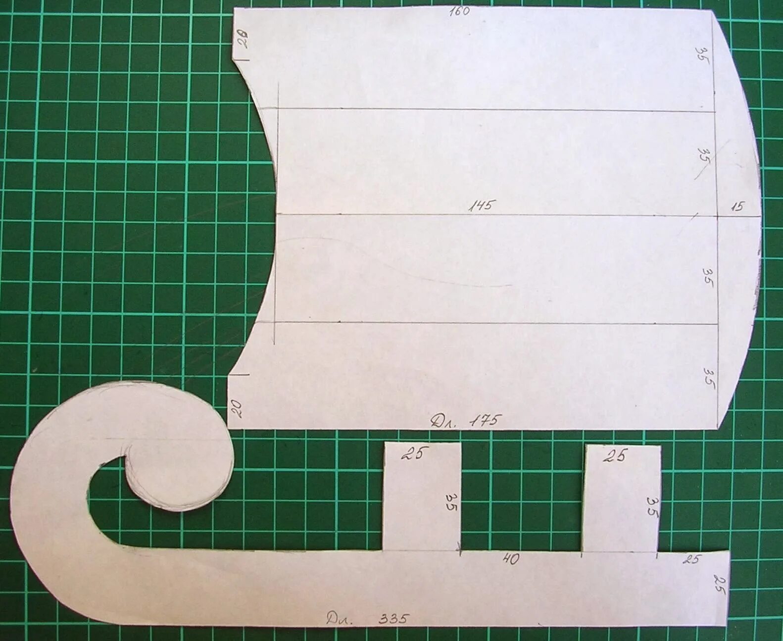 шаблон саней из картона. шаблон санок из картона для поделки. сани трафарет из бумаги. шаблон санок из картона для поделки. новогодняя поделка сани деда мороза шаблон.