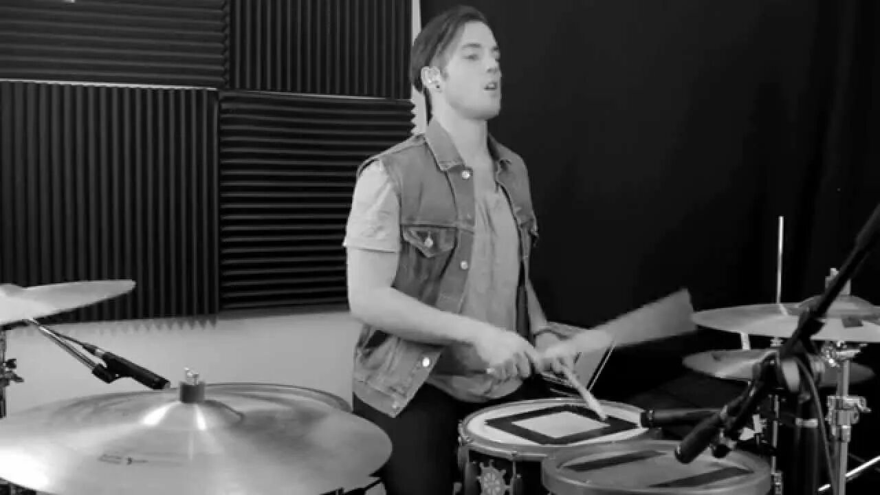 W. The neighbourhood w. The neighbourhood i love you обложка. W d y w f m neighbourhood. W.