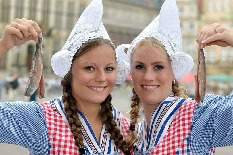 Голландки внешность. Голландки внешность. Фестиваль селедки в голландии. Голландские девушки. Голландки страшные.