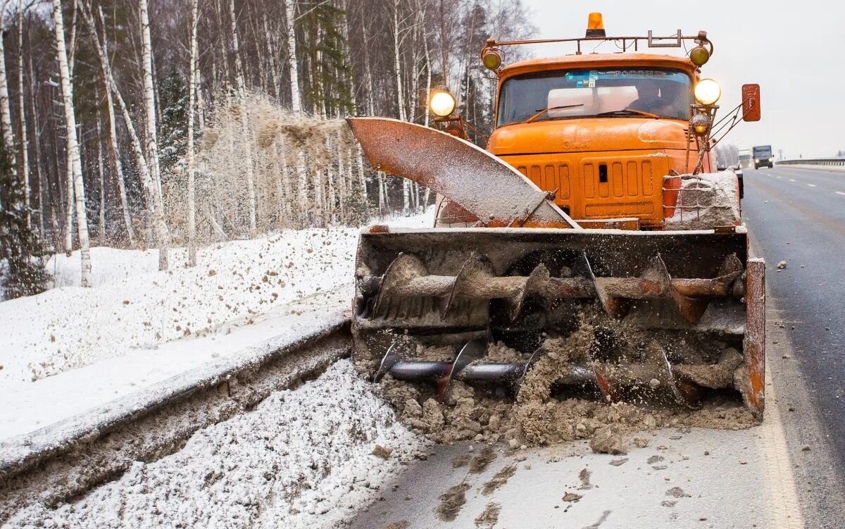 Закрытие дорог в нижегородской области 2024 году. Снегоуборочная техника. Машина дорожная. Снегоуборочная машина на дороге. Снег на дороге.