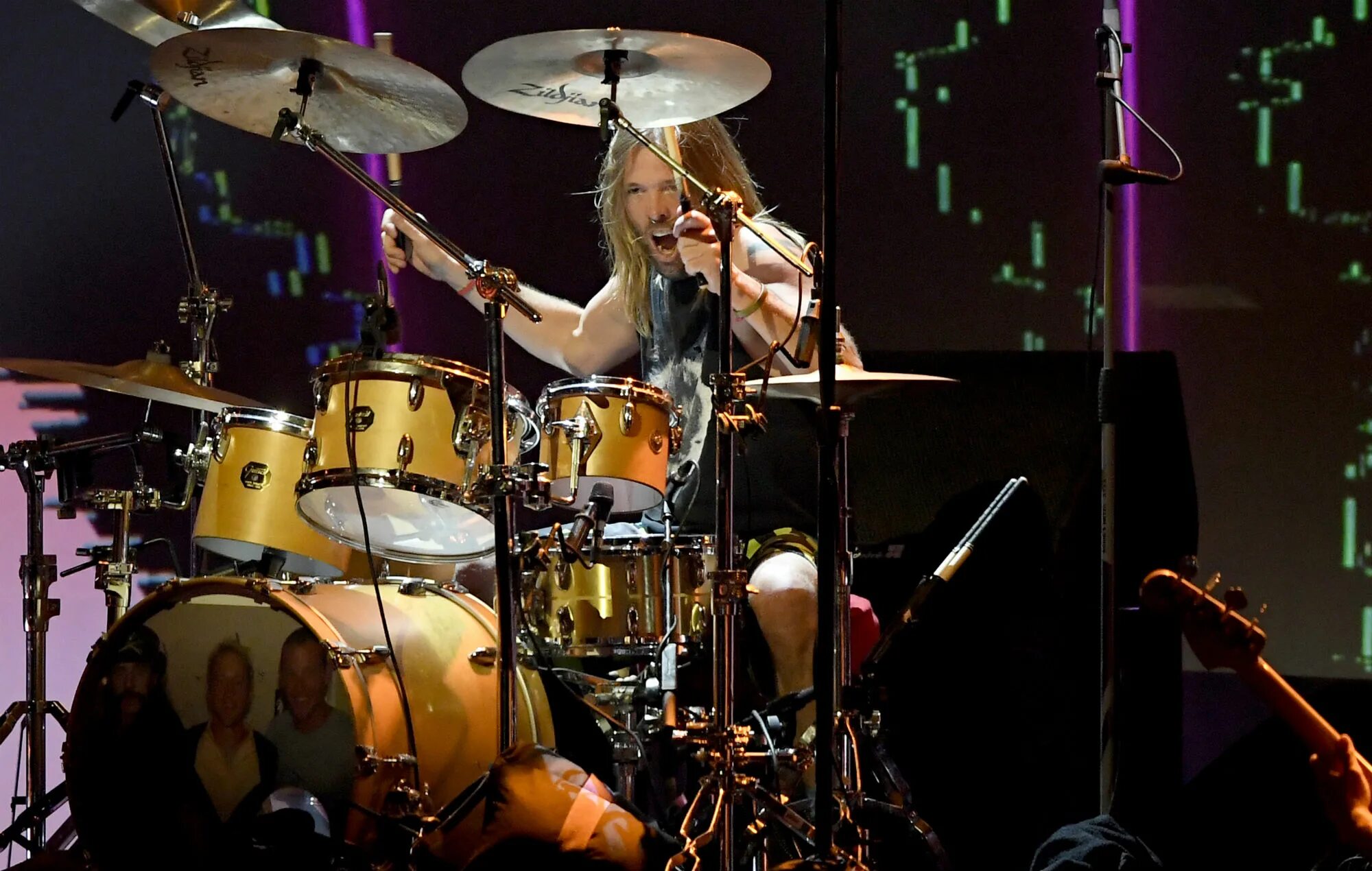 Taylor hawkins. Барабанщик хокинс. хоукинс тейлор. foo fighters taylor hawkins. foo fighters drummer.