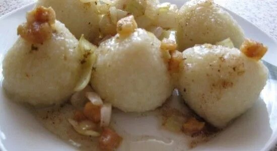 Блюдо комы с салом. Клецки с душами белорусское блюдо. Комы блюдо из картофеля. Кома блюдо. Комы блюдо из картофеля.