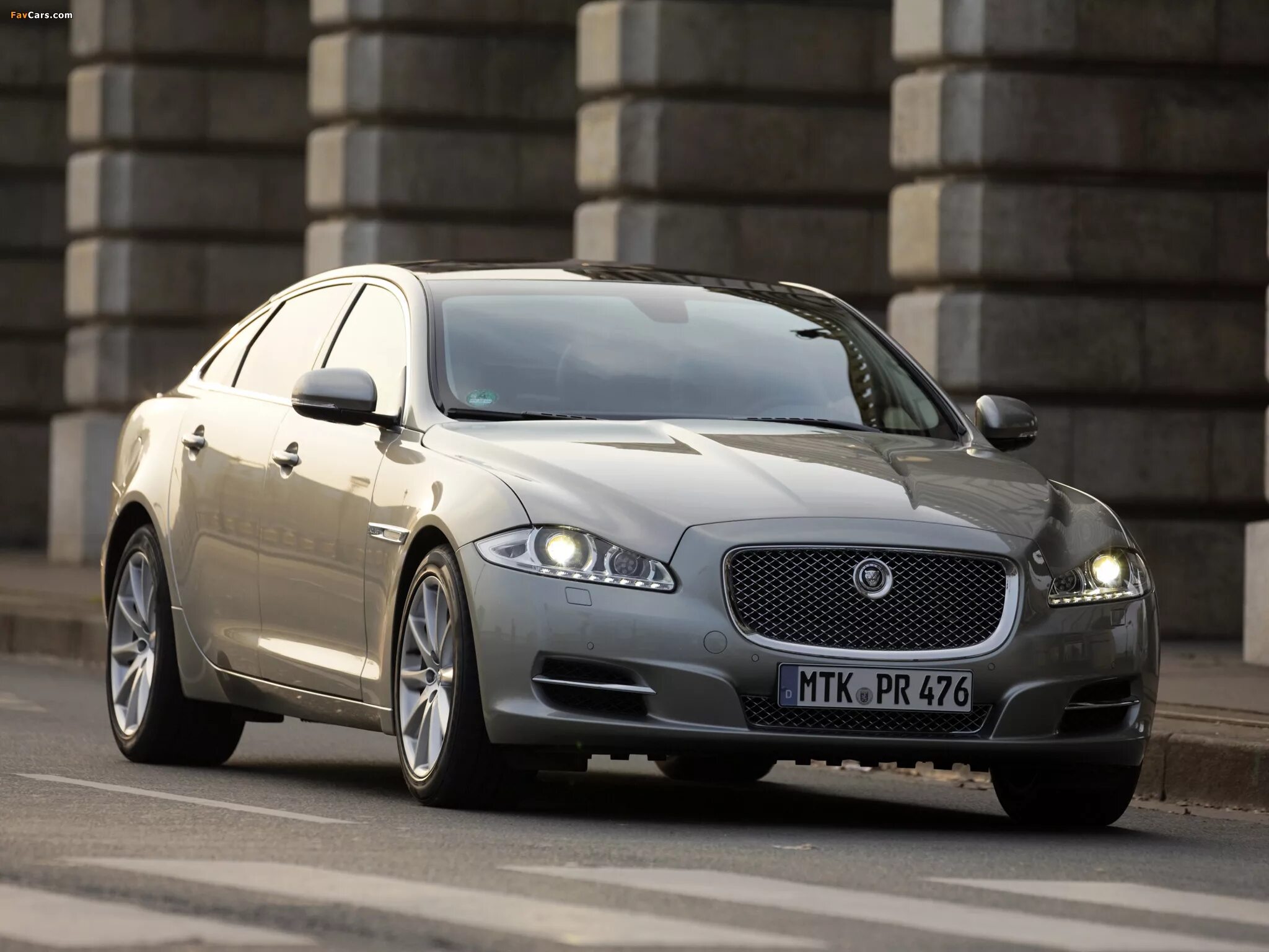 Машина ягуар страна производитель. Jaguar XJ 2009. Jaguar XJ (x351) 2009. Ягуар XJ 351. Автомобиль Ягуар XJL.