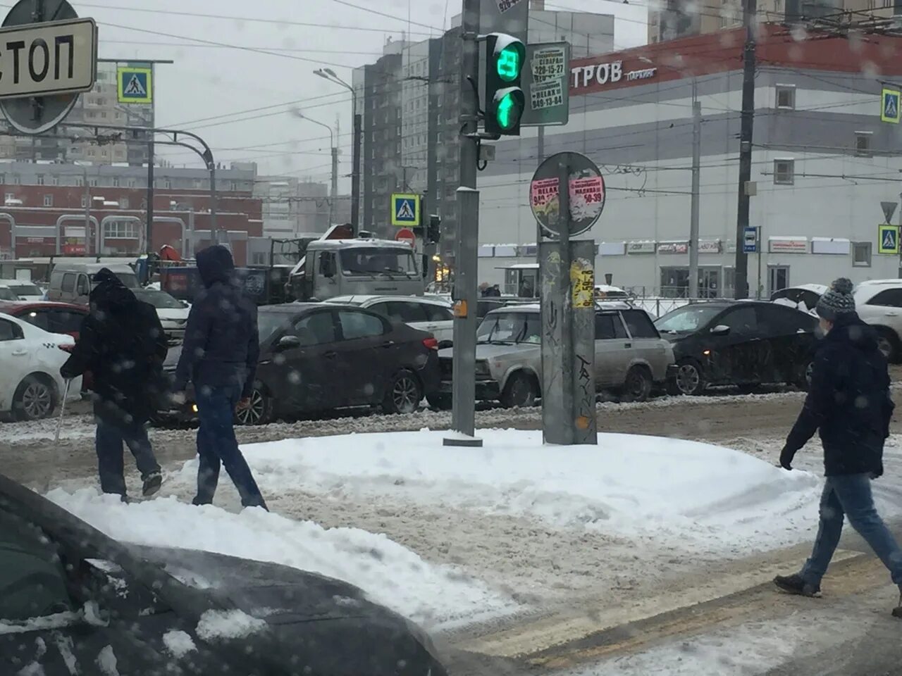 11 30 30 ноября. Циклон Бенедикт в СПБ. Авария на пересечении индустриального и Косыгина СПБ 12 ноября 2022. Пробка на дороге. Петербург утренние пробки циклон.