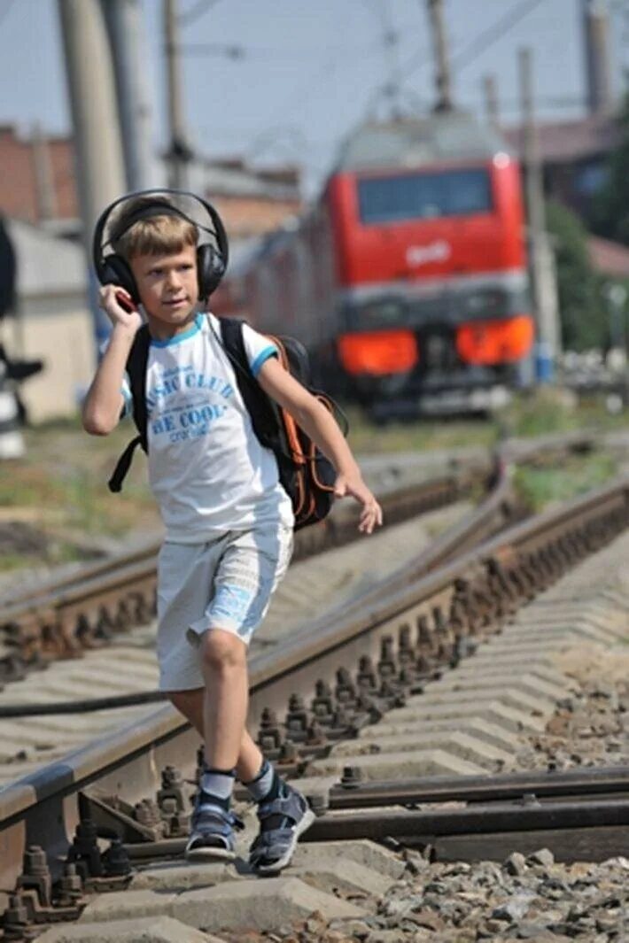 Мальчик железная дорога. Железная дорога для детей. Мальчик на железной дороге. Дети на ЖД.
