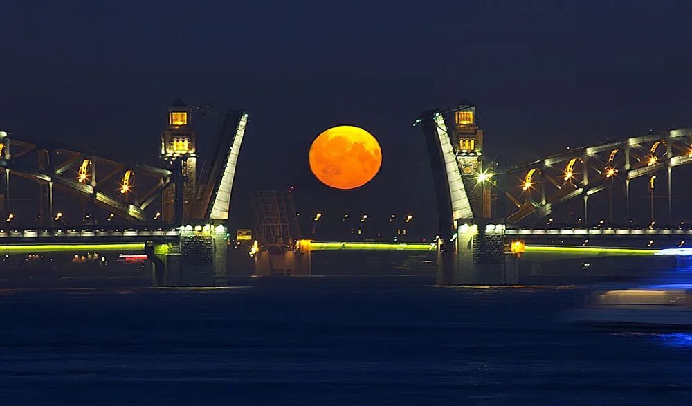 Днем высокое ночью низкое. Ночной Питер с луной. Луна над мостом. Луна в Питере. Луна над Питером.