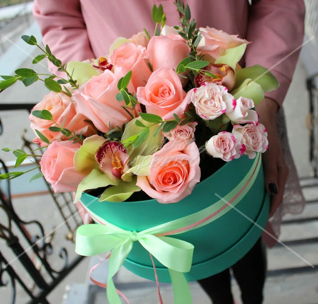 Цветы комсомольск на амуре. Цветы комсомольск. Площадь юности комсомольск-на-амуре. Букет цветов комсомольск на амуре. Розовый букет в бирюзовой коробке.