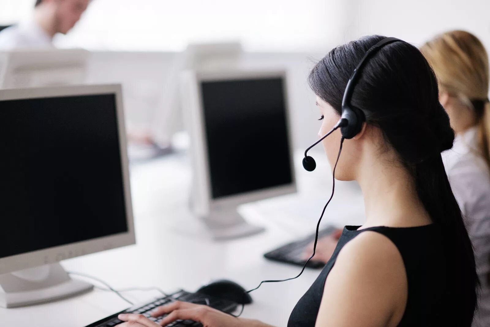 Call работа. Девушка колл центр. оператор call центра. оператор диспетчерской службы. менеджер колл центра.