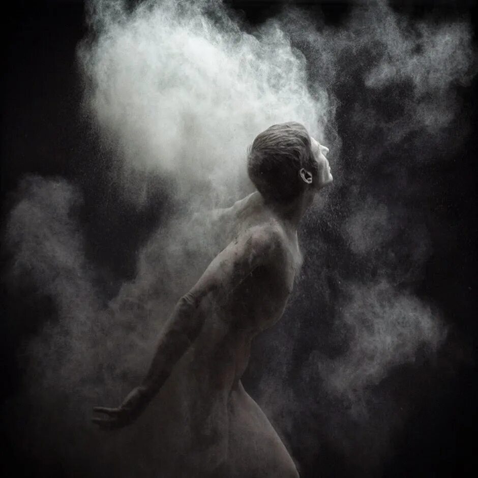 Olivier Valsecchi. Человек в тумане. Растворился в тумане. Человек рассыпается в пепел. В голове туман на душе